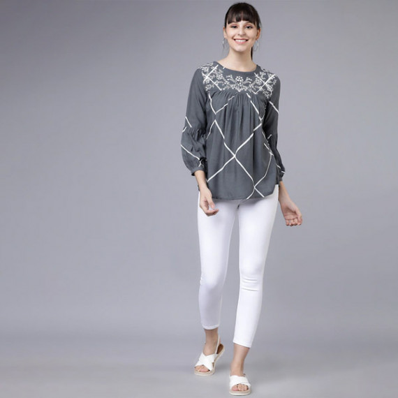 https://trendingfits.com/vi/products/women-grey-and-white-printed-a-line-top