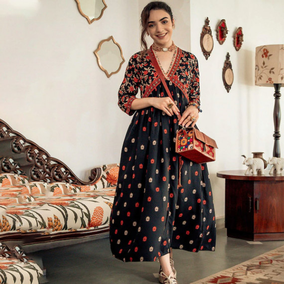 https://trendingfits.com/vi/products/black-orange-ethnic-motifs-printed-maxi-dress