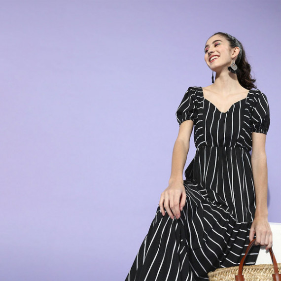 https://trendingfits.com/vi/products/black-white-striped-crepe-maxi-dress